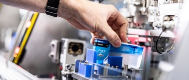 Une main effectue un travail pour remanufacturer une cartouche d'encre Brother
