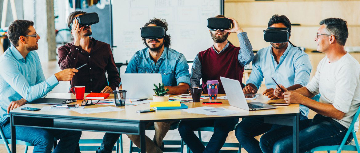 Plusieurs personnes assises travaillent côte à côte avec des casques de réalité virtuelle sur la tête