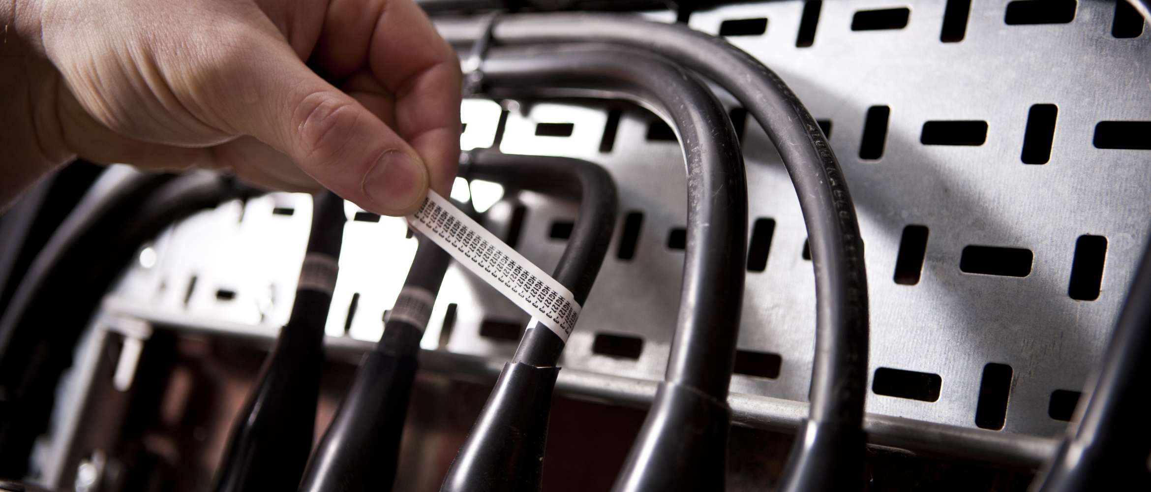 Un électricien utilisant une imprimante d'étiquettes