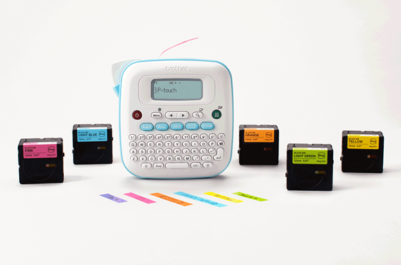 Étiqueteuse PT-N25BT avec différentes étiquettes colorées pour l'organisation à domicile
