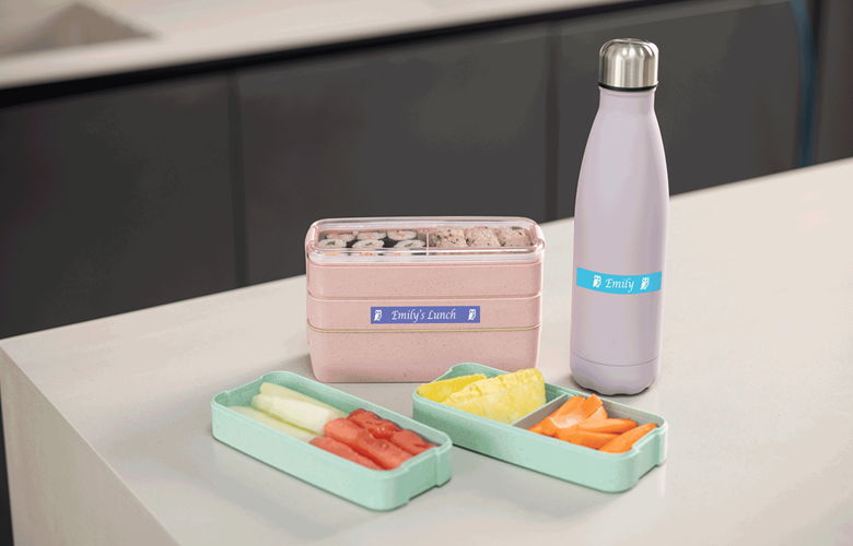 Boîte Bento et bouteille de boisson étiquetée avec des étiquettes de nom à l'aide d'étiquettes de couleur Btag