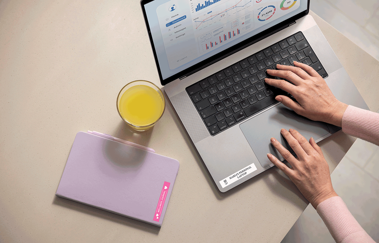 Ordinateur portable et bloc-notes étiquetés par le travailleur à domicile à l'aide d'étiquettes de couleur Btag
