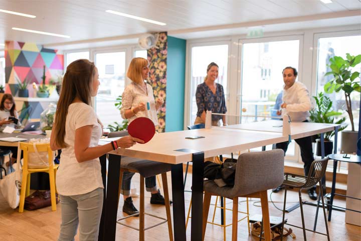 Des coworkers de Nextdoor en train de jouer au ping pong