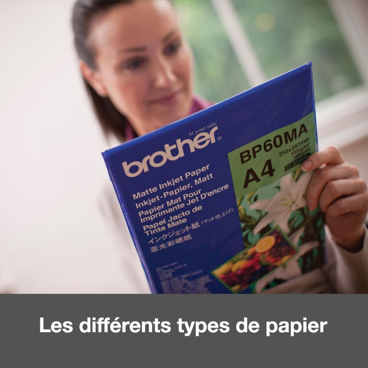 Une jeune femme sur le point d'utiliser du papier d'impression Brother