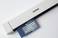 Scanner de documents portable DSmobile DS640 de Brother avec carte d'identité bleue insérée dans le scanner