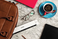 Scanner de documents portable DS-640 de Brother, lunettes, café, sac d'ordinateur portable en cuir, crayon, tablette, carnet de notes rose