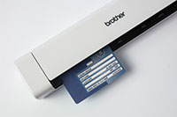 Scanner de documents portable DSmobile DS-740D de Brother avec carte d'identité insérée